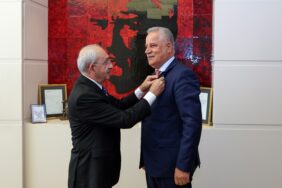 eski_ak_partili_vekil_chp_ye_katildi_rozetini_kilicdaroglu_takti_h291636_c1db9