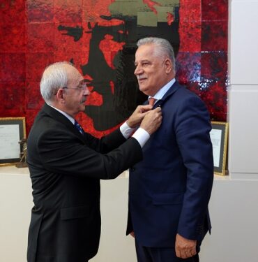 eski_ak_partili_vekil_chp_ye_katildi_rozetini_kilicdaroglu_takti_h291636_c1db9