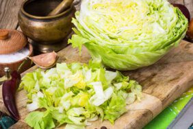 Iceberg marul salatası