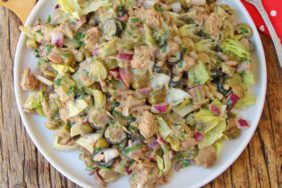 Bu salatayı yiyen 'ton balığı sevmiyorum' demeyecek! Hardallı mayonezli ton balığı salatası tarifi