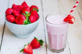 Pratik ve besleyici çilekli smoothie tarifi