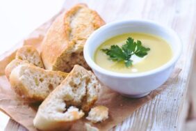 İçinizi ısıtacak tavuk suyu çorba tarifi