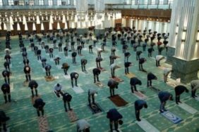 Diyanet ile Cuma namazı kılınışı