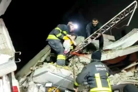 hataydaki-depremde-masal-bebegi-44-saat-sonra-mugla-itfaiyesi-kurtardi-qhVg