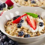 Kolesterolü düşürerek kalbe iyi geliyor! Uzmanların mutlaka tüketin dediği kalp ve damar sağlığına iyi gelen besinler