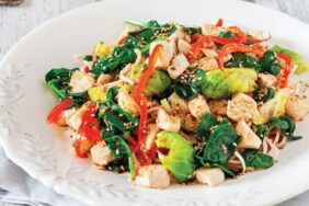 Brüksel lahanalı ve tavuk etli noodle