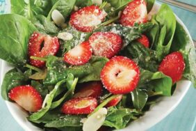 Çilekli ıspanaklı salata