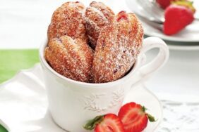 Çilekli madlen kekler