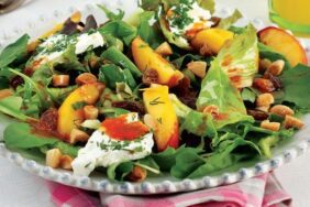 Nektarinli ve peynirli salata