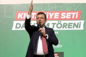 Kırtasiye seti dağıtım törenine katılan İmamoğlu ile minik öğrenci arasında gülümseten diyalog