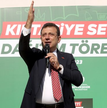 Kırtasiye seti dağıtım törenine katılan İmamoğlu ile minik öğrenci arasında gülümseten diyalog