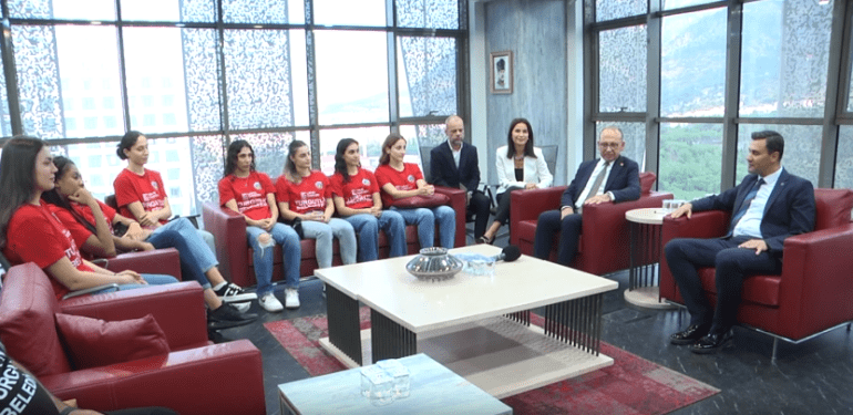 Ferdi Zeyrek, Turgutlu Belediyespor kadın basketbol takımını ağırladı