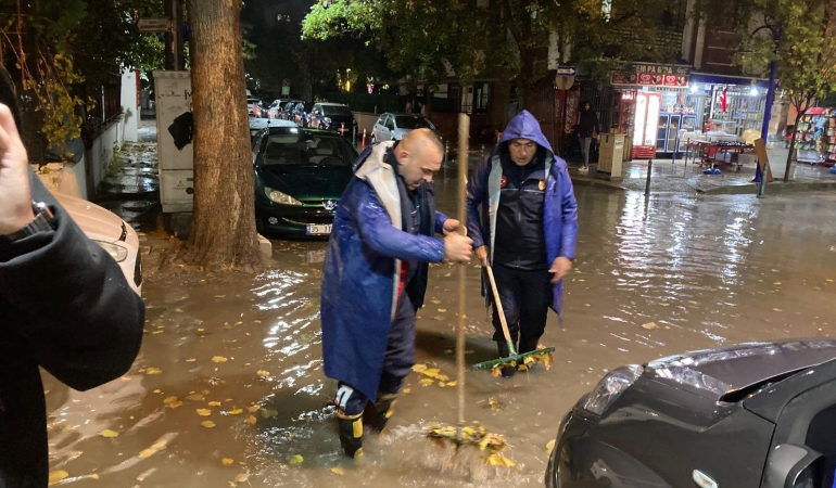 Manisa Büyükşehir ve MASKİ Ekipleri şiddetli yağış ve fırtınaya karşı sahada