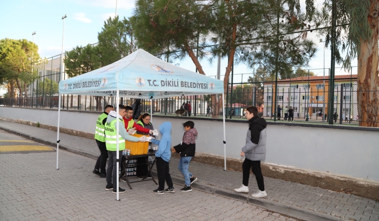 Başkan Kırgöz’den öğrencilere simit ve ayran ikramı