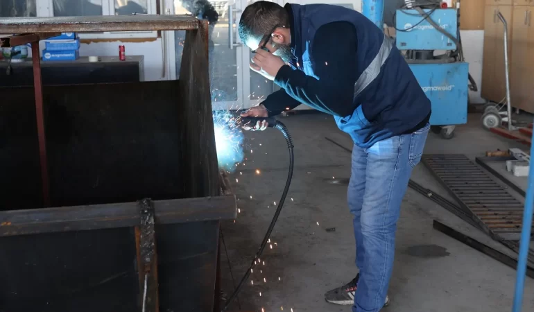 Yunusemre kendi kaynaklarıyla çöp konteyneri üretmeye başladı