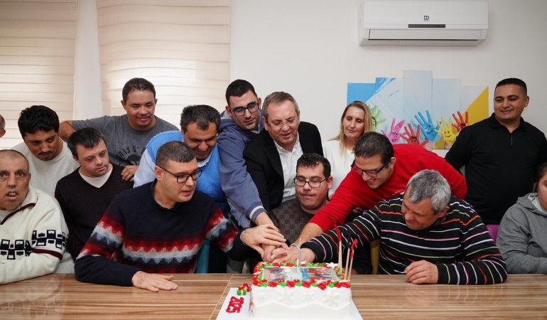 Ayvalık Belediye Başkanı Mesut Ergin, yeni yılı özel çocuklarla karşıladı