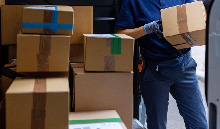 Paketleri teslim etmeyip atan kargocu tutuklandı