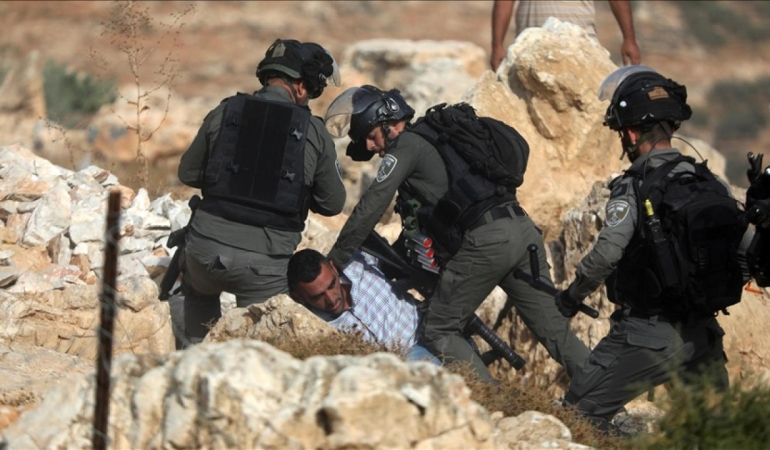 İsrail Batı Şeria’da 10 Kişiyi Gözaltına Aldı