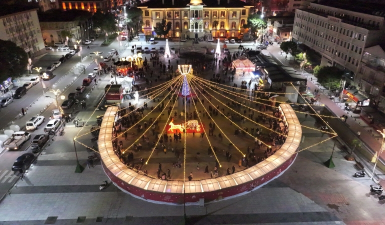Büyükşehir, Manisa’yı yeni yıla hazırladı, caddeleri ışıl ışıl oldu