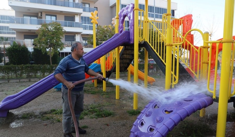 Menderes’te Parklar Dezenfekte Edildi