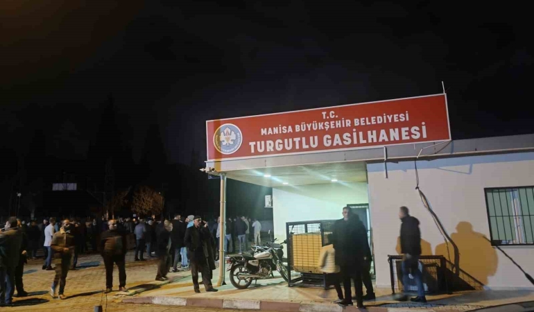 Turgutlu’da öldürülen 4 çocuk annesi kadının cenazesi toprağa verildi