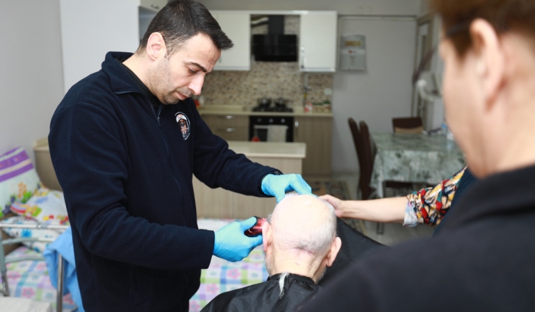Evde Kişisel Bakım Hizmeti vatandaşların yüzünü güldürmeye devam ediyor