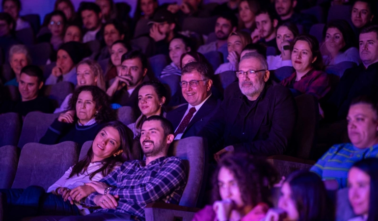 Şehir Tiyatroları’nın “Çok Tuhaf Soruşturma” oyununa büyük ilgi 