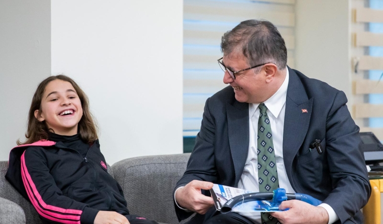 Başkan Tugay’dan paralimpik yüzücü Miray’a davet