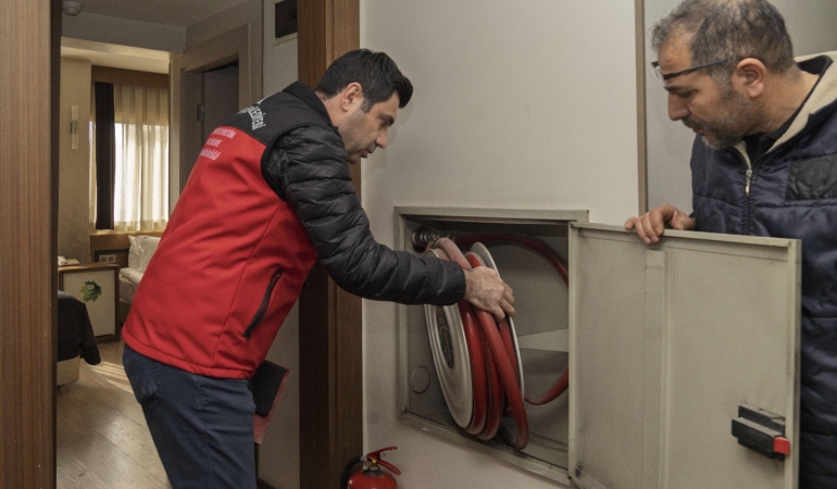 Otellerdeki acil çıkış kapıları ile yangın merdivenleri hayat kurtarıyor