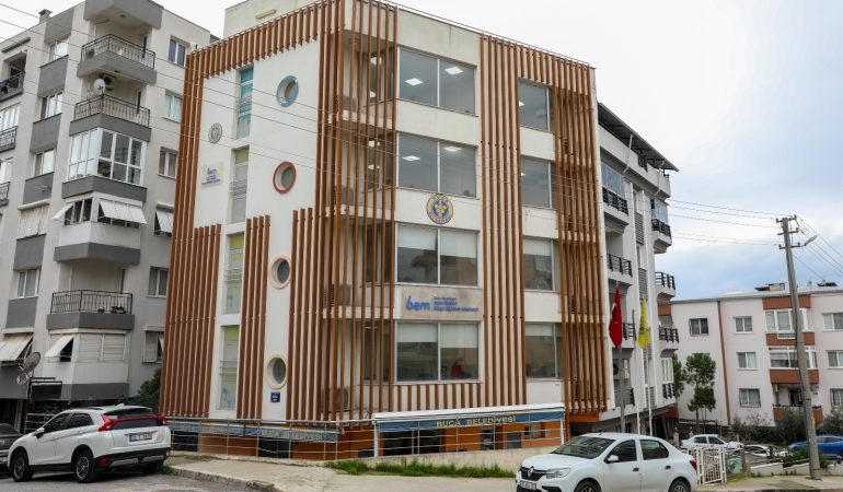 Buca Belediyesi Aziz Nesin Eğitim Merkezi’ne veli ve kursiyerlerden tam not