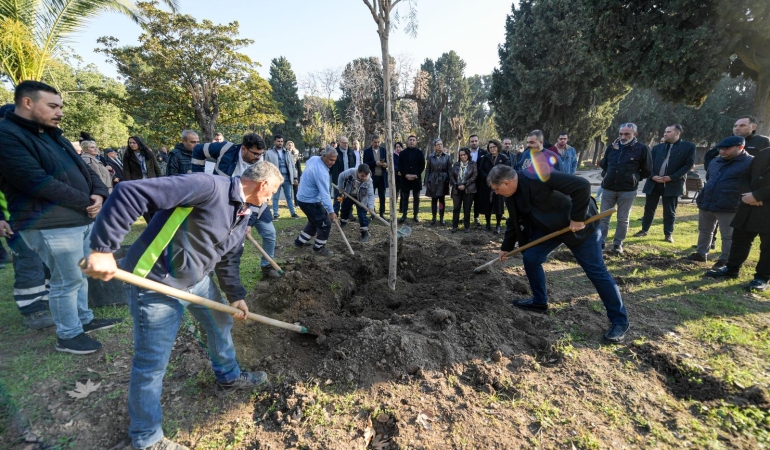 Başkan Tugay, yeni yılın ilk gününde Kültürpark’ta ağaç dikti