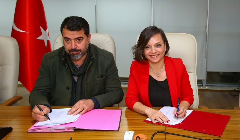 Karabağlar Belediyesi’nden işçilerin yüzünü güldüren sözleşme