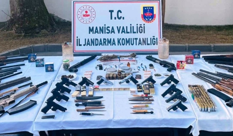Manisa’da jandarmadan uyuşturucu tacirleri ve silah tüccarlarına operasyon