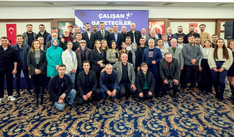 Özgür Özel: Vallahi bize dokunulmazlık lazım değil hatta biz millete dokunan bir partiyiz. AK Parti rahatsız oluyor