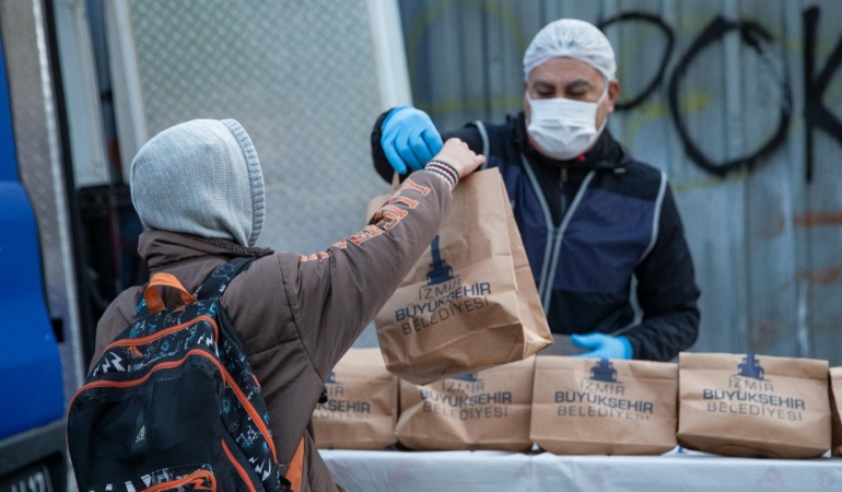 İzmir Büyükşehir Belediyesi’nden öğrencilere beslenme paketi