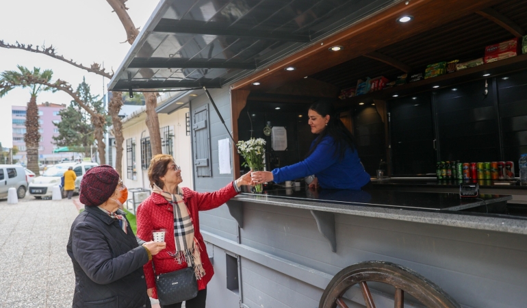 Buca Belediyesi Çınarlar Buluşma Noktası’nı hizmete açtı