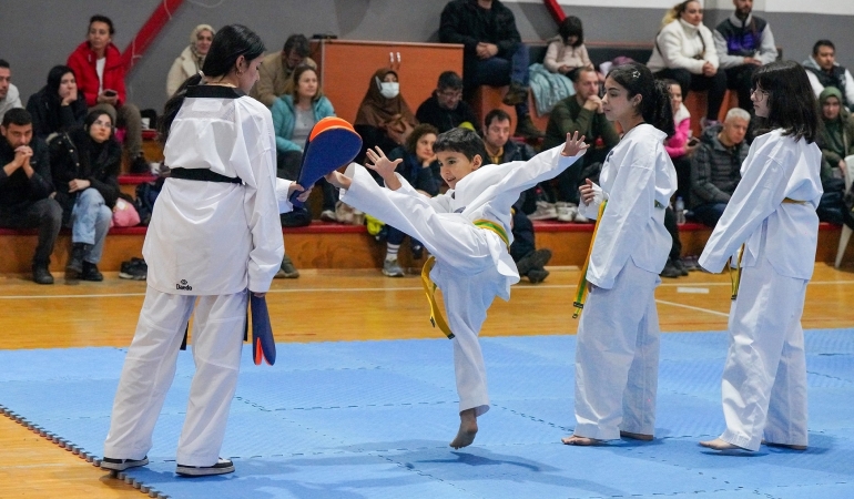 Gaziemir’in taekwondocuları kuşak heyecanı yaşadı
