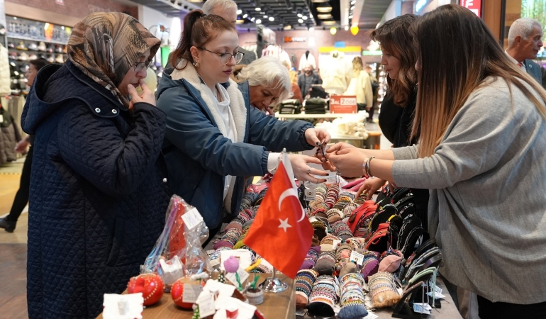 Gaziemirli kadınların el emeği ürünleri Sevgililer Günü Sergisi’nde!