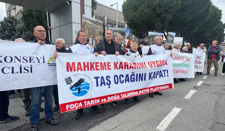 İzmir Foça’da mahkeme kararına rağmen iki taş ocağının faaliyetlerine devam etmesi protesto edildi