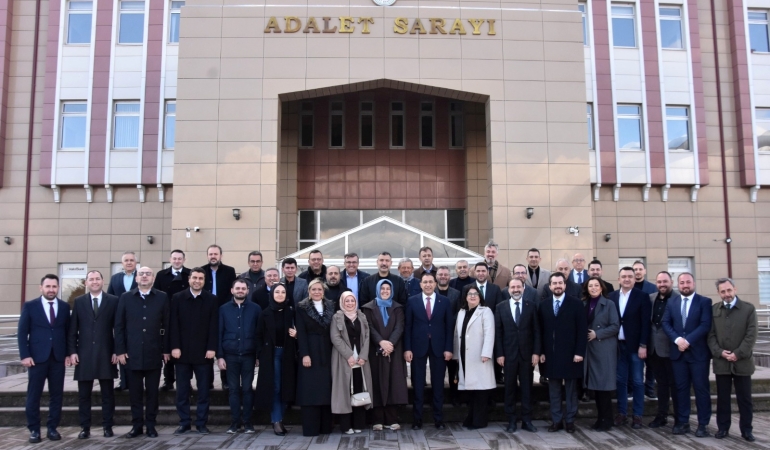 AK Parti Manisa il başkanı Turgut ve yönetimi mazbata aldı