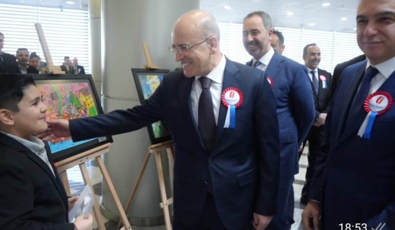 Manisalı öğrenci Arif, ‘vergi ile kalkınan Türkiye’yi resme döktü