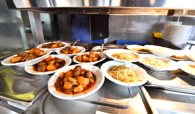 İzmir’de “Askıda Yemek” dayanışması sürüyor