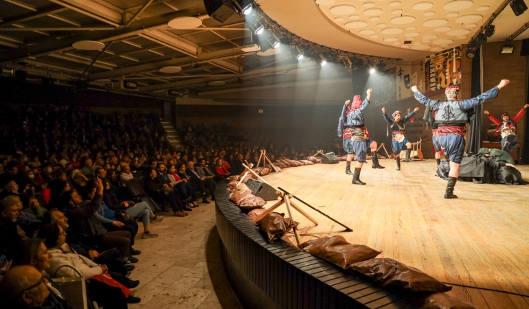 Karşıyaka Belediyesi’nden 18 Mart Anlamlı Gösterisi: ‘Bir Ulus Doğuyor’