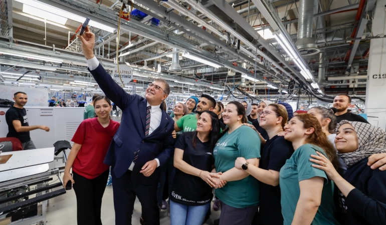 Başkan Tugay emekçi kadınlarla buluştu