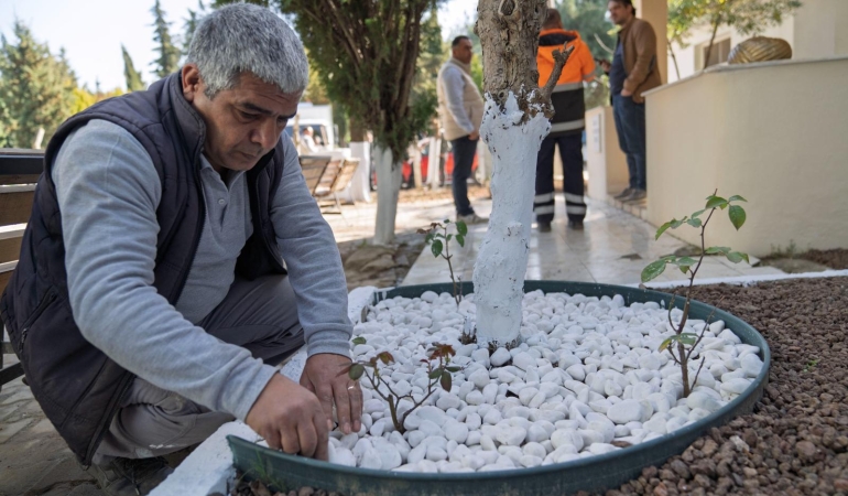İzmir’de bayram öncesi mezarlıklara özel bakım