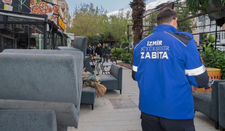İzmir Büyükşehir Belediyesi kamusal alanların işgaline son veriyor