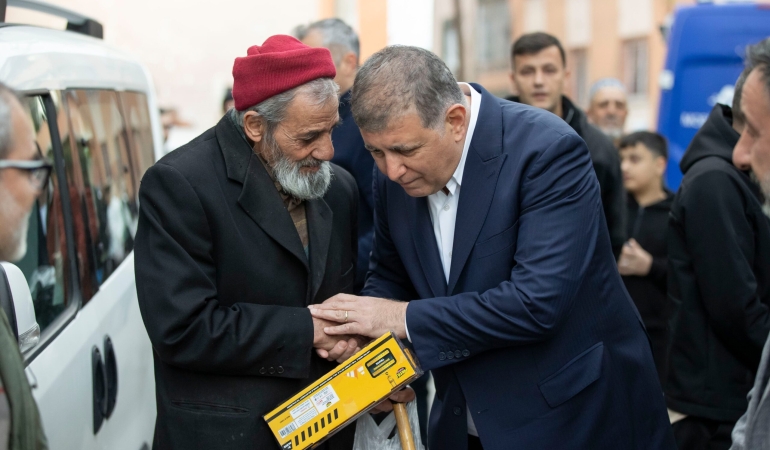 Başkan Tugay, izmirli yurttaşlarla bayramlaştı