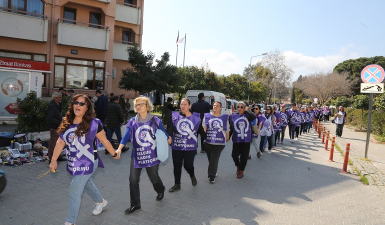 Kadınlar Efes Selçuk sokaklarında zincir oluşturdu