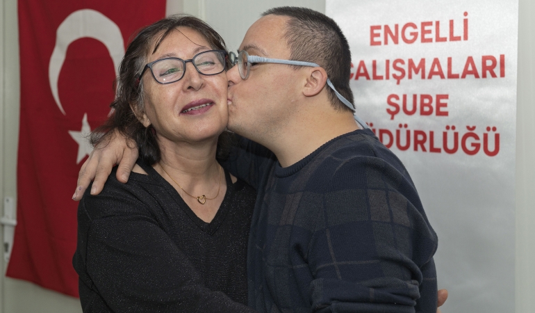 Aileleri İzmir Büyükşehir Belediyesi’ni “yuva” olarak görüyor