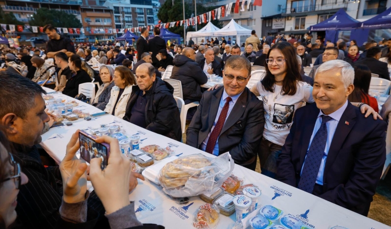 Başkan Tugay Kemalpaşa’da yurttaşlarla iftar yaptı, “Bütün gücümüzü sizden alıyoruz”